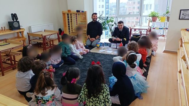 Sınıfta çember olmuş çocuklar öğretmenlerini dinliyor
