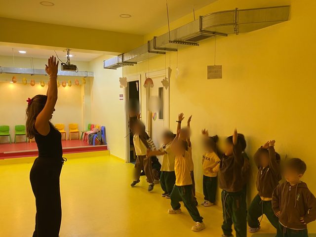 Drama dersinde hareketlerle kendini ifade eden çocuklar