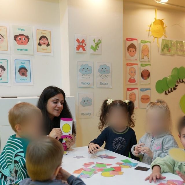 İngilizce etkinliğinde kartlarla çalışan çocuklar